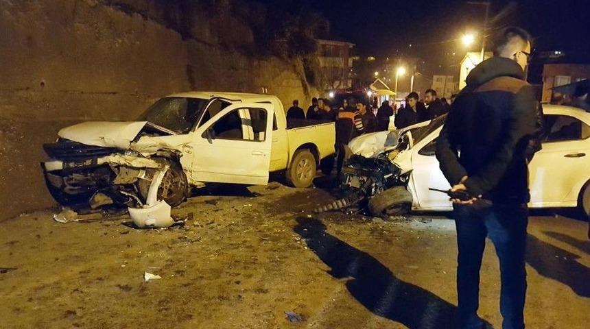 İki Ara&ccedil; Kafa Kafaya &Ccedil;arpıştı: 5 Yaralı