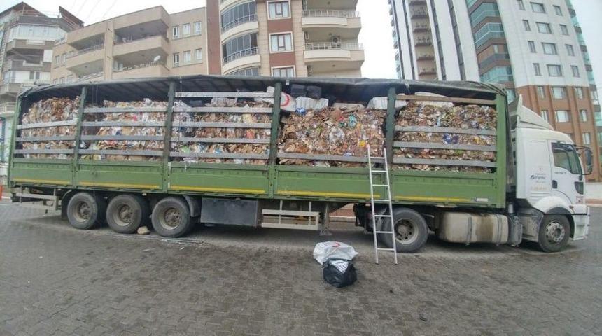 Atık Kağıt Taşıyan Tırda 21 Bin 700 Paket Ka&ccedil;ak Sigara Ele Ge&ccedil;irildi