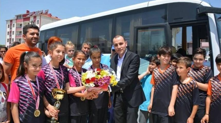 Selendili &Ouml;ğrenciler Badminton&rsquo;da T&uuml;rkiye Şampiyonu Oldu