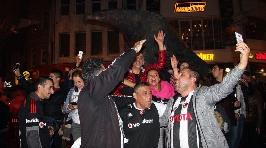 Beşiktaşlı Taraftarlar Galibiyeti &Ccedil;arşı&rsquo;da Kutladı