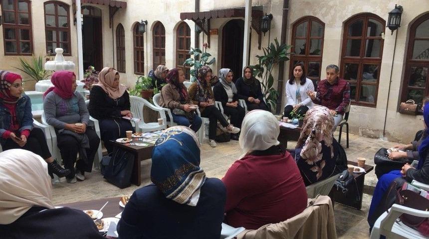 Serviks Kanserine Karşı Bilgilendirmeler S&uuml;r&uuml;yor