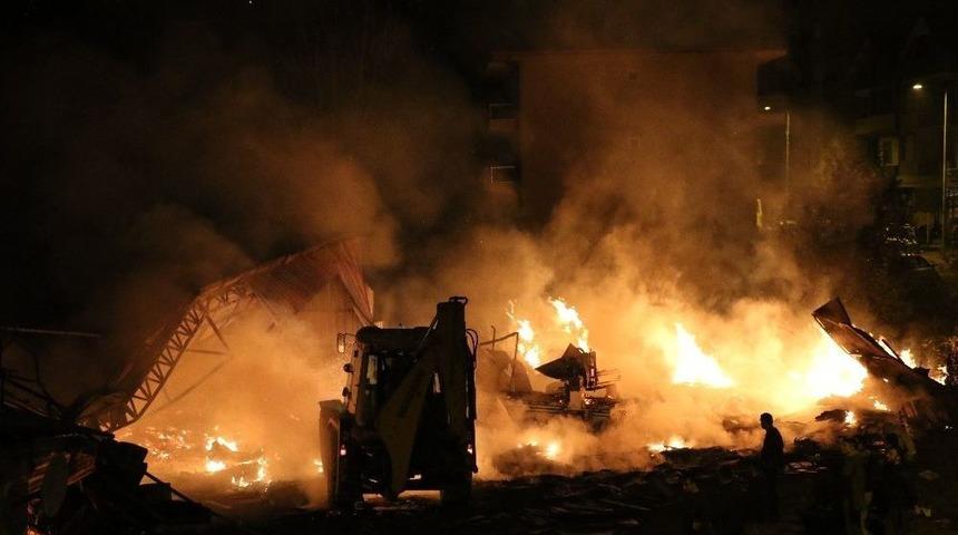 Mobilya İmalathanesi Alev Alev Yandı