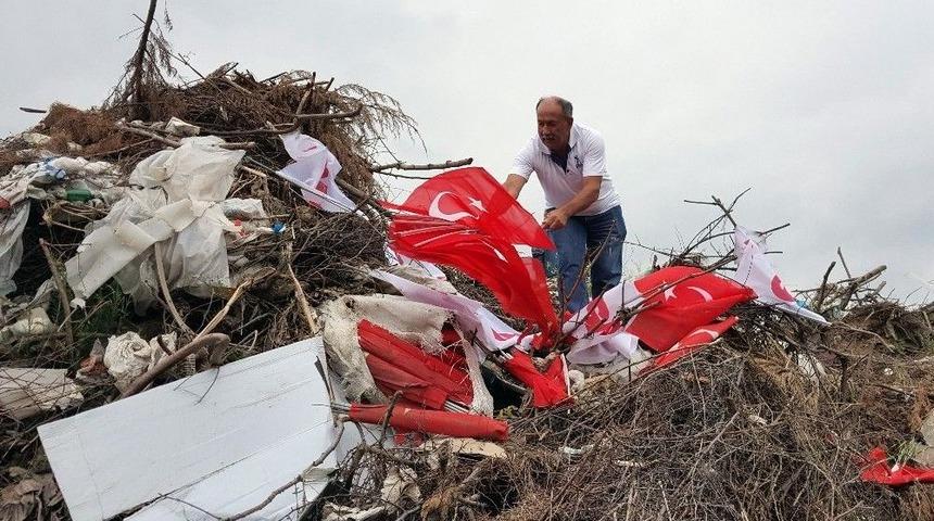 Koyun Otlatmak İ&ccedil;in Gittiği Alanda &Ccedil;&ouml;pe Atılmış T&uuml;rk Bayraklarını Buldu