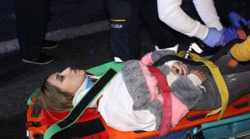 Tem Otoyolu&rsquo;nda Hafif Ticari Ara&ccedil;la Otomobil &Ccedil;arpıştı:6 Yaralı