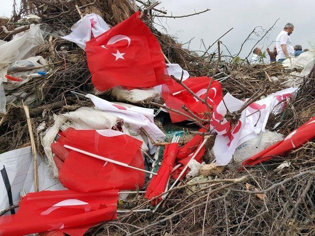 Koyun Otlatmak İçin Gittiği Alanda Çöpe Atılmış Türk Bayraklarını Buldu