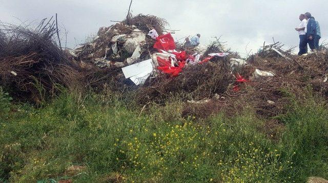 Koyun Otlatmak İçin Gittiği Alanda Çöpe Atılmış Türk Bayraklarını Buldu