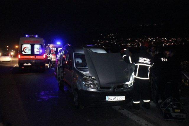 Tem Otoyolu’nda Hafif Ticari Araçla Otomobil Çarpıştı:6 Yaralı