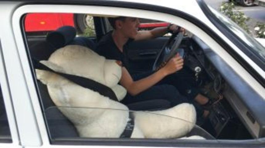 Samsun&rsquo;da S&uuml;r&uuml;c&uuml;n&uuml;n Yanına Oturttuğu Oyuncak Ayıya Emniyet Kemeri Takması Dikkat &Ccedil;ekti