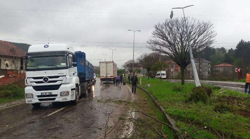 Kontrolden &Ccedil;ıkan Kamyon Karşı Şeride Ge&ccedil;ti