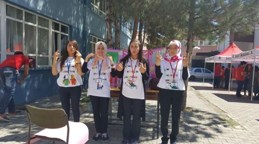 İşitme Engelli Annesi İ&ccedil;in &Ouml;ğretmenleriyle Klip Hazırladı