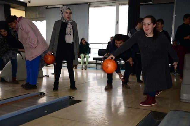 Muş’ta Engellilerin Bowling Heyecanı