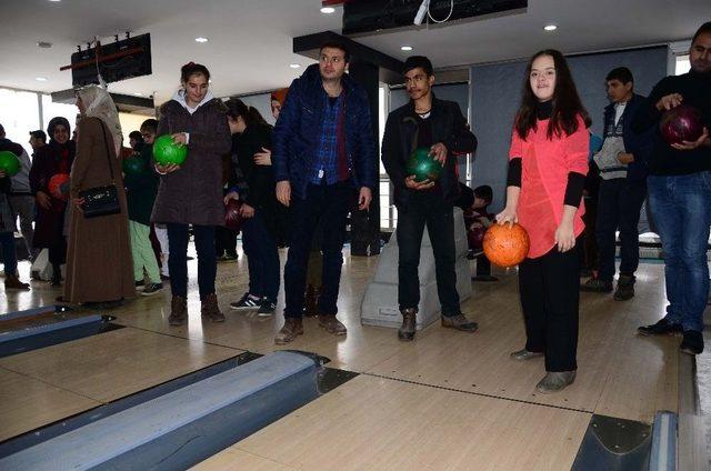 Muş’ta Engellilerin Bowling Heyecanı