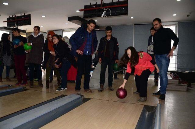 Muş’ta Engellilerin Bowling Heyecanı