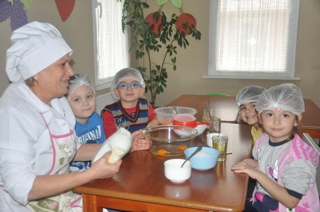 Minik Eller Engelliler İ&ccedil;in Kek Yaptı