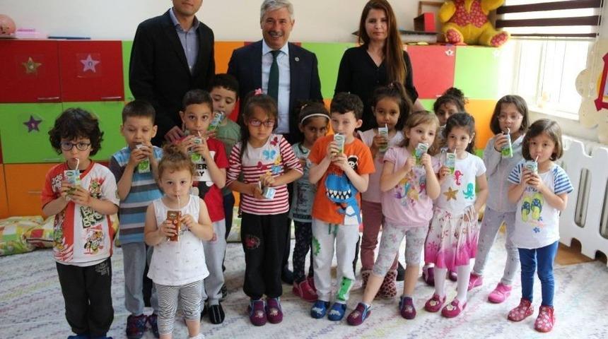 Başkan Yılmaz, D&uuml;nya S&uuml;t G&uuml;n&uuml;&rsquo;nde &Ouml;ğrencilere S&uuml;t Dağıttı