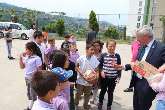 Başkan Yılmaz, Dünya Süt Günü’nde Öğrencilere Süt Dağıttı