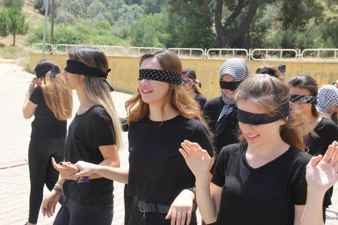 Engellileri Anlamak İ&ccedil;in Kamp&uuml;ste G&ouml;zleri Kapalı Y&uuml;r&uuml;d&uuml;ler