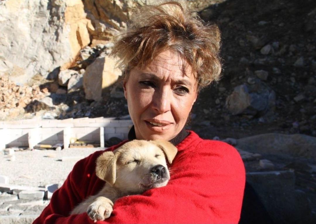 (&ouml;zel Haber) Hayvansever Nurhan Duru&rsquo;yu K&ouml;pekler Patisiyle Teselli Etti