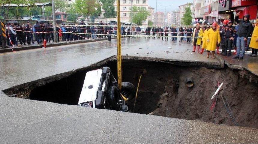 Karayolunda Oluşan &Ccedil;ukura D&uuml;şen Ara&ccedil; &Ccedil;ıkarıldı, Binalarda Oturanlar Tahliye Edildi