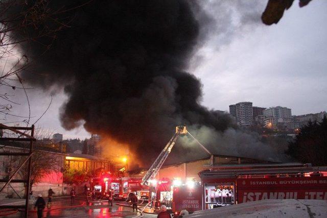 Alibeyköy’de Beyaz Eşya Deposu Alev Alev Yandı