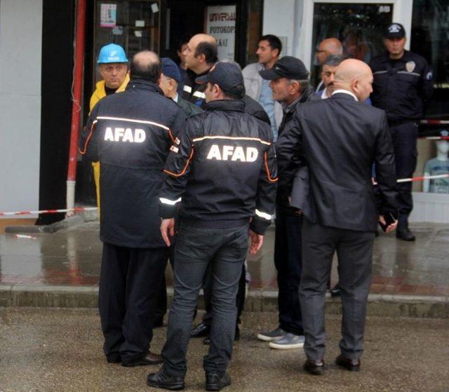 Karayolunda Oluşan Çukura Düşen Araç Çıkarıldı, Binalarda Oturanlar Tahliye Edildi