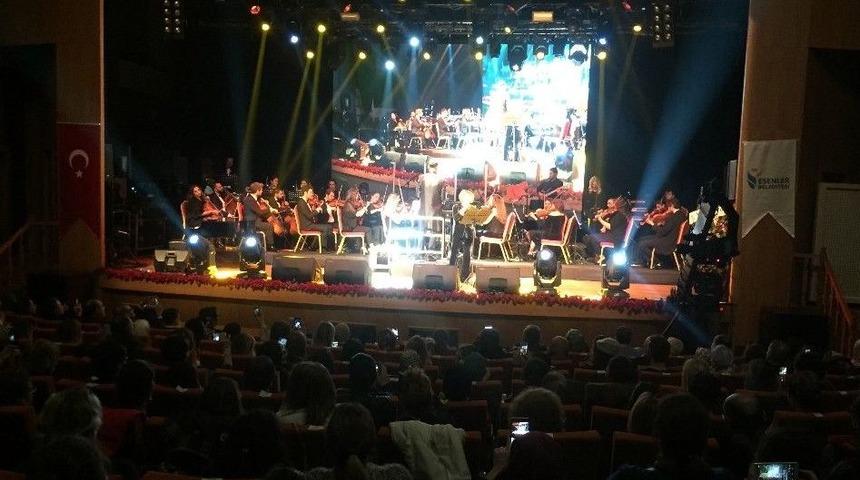 &Uuml;nl&uuml; Sanat&ccedil;ılar Kayahan İ&ccedil;in Sahne Aldı