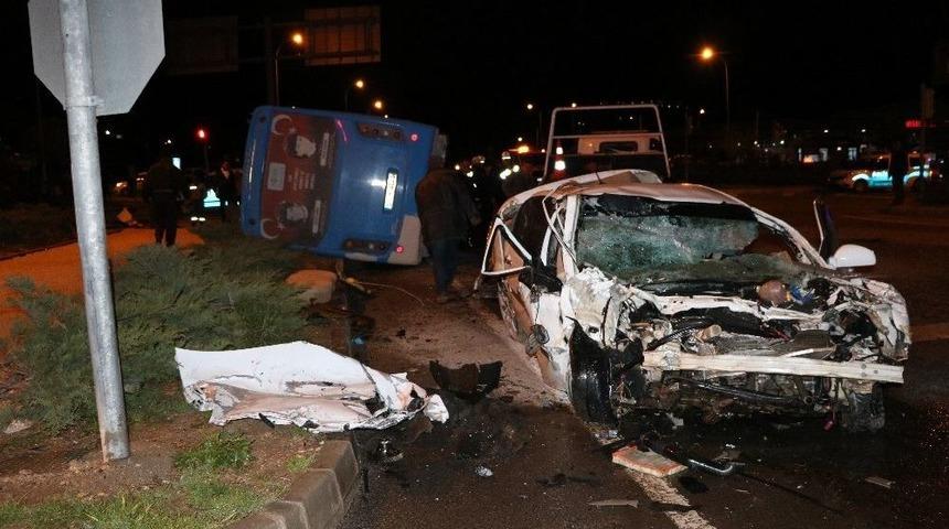 Niğde&rsquo;de Halk Otob&uuml;s&uuml; İle Otomobil &Ccedil;arpıştı: 2&rsquo;si Ağır 3 Yaralı