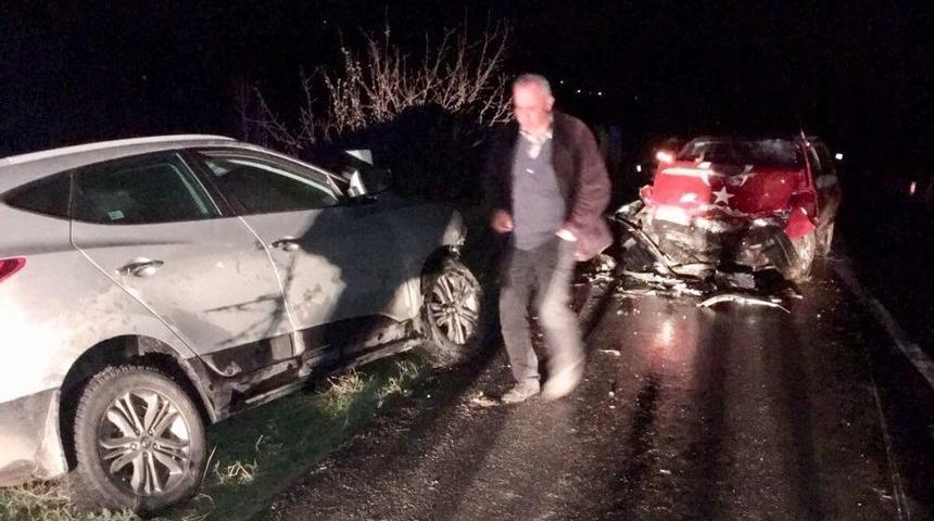 İki Otomobil &Ccedil;arpıştı : 7 Yaralı