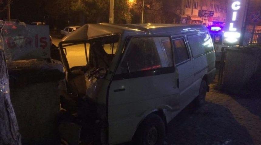 Hastanenin Acil Giriş Duvarına &Ccedil;arptı