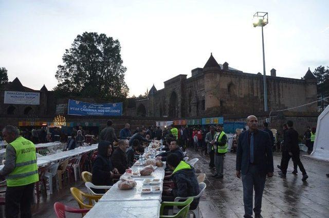 Vali Ustaoğlu İftarını Çadırda Vatandaşlarla Birlikte Açtı