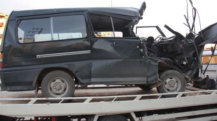 Kocaeli’de Minibüs Tıra Çarptı: 2 Ağır Yaralı