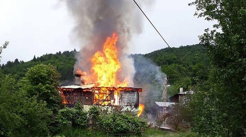 Kastamonu’da İki Katlı Ahşap Ev Küle Döndü