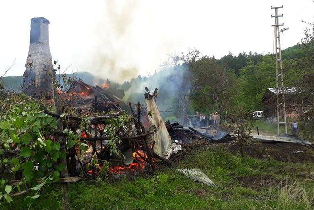 Kastamonu’da İki Katlı Ahşap Ev Küle Döndü