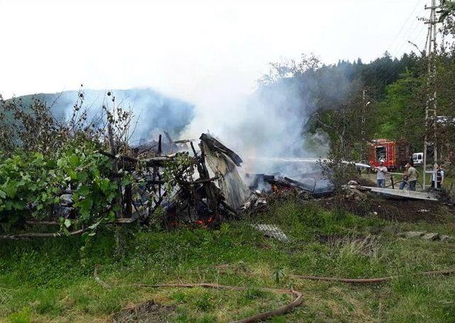 Kastamonu’da İki Katlı Ahşap Ev Küle Döndü