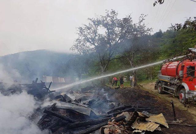 Kastamonu’da İki Katlı Ahşap Ev Küle Döndü