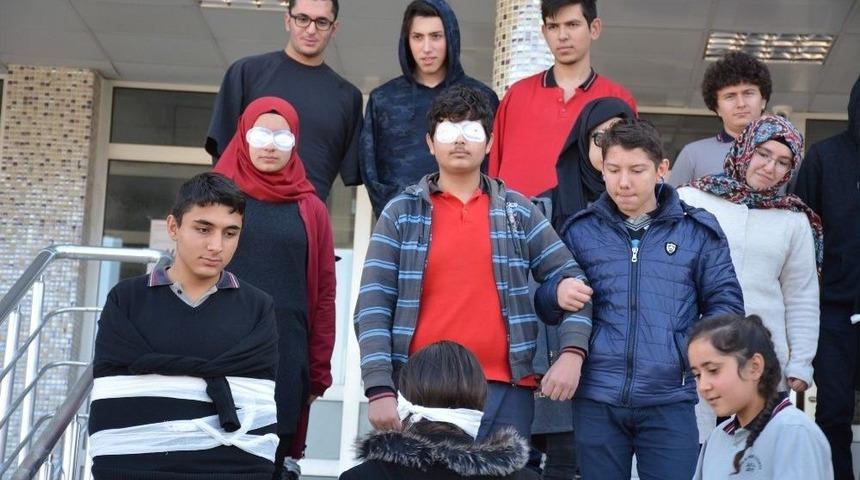 &Ouml;ğrenciler, Empati Kurmak İ&ccedil;in Engelli Oldu