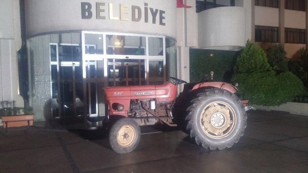 Manisa&rsquo;da Alkoll&uuml; Muhtar Trakt&ouml;rle Belediye &Ouml;n&uuml;ne &Ccedil;ıktı