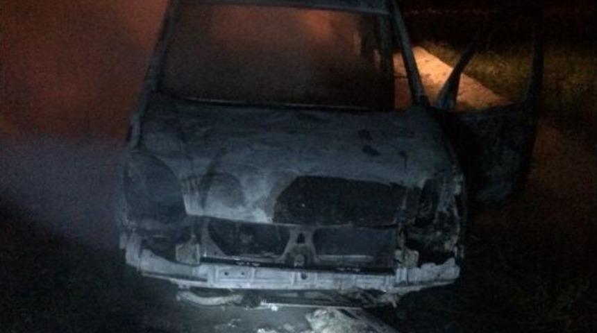 Park Halinde Yanan Otomobil Küle Döndü