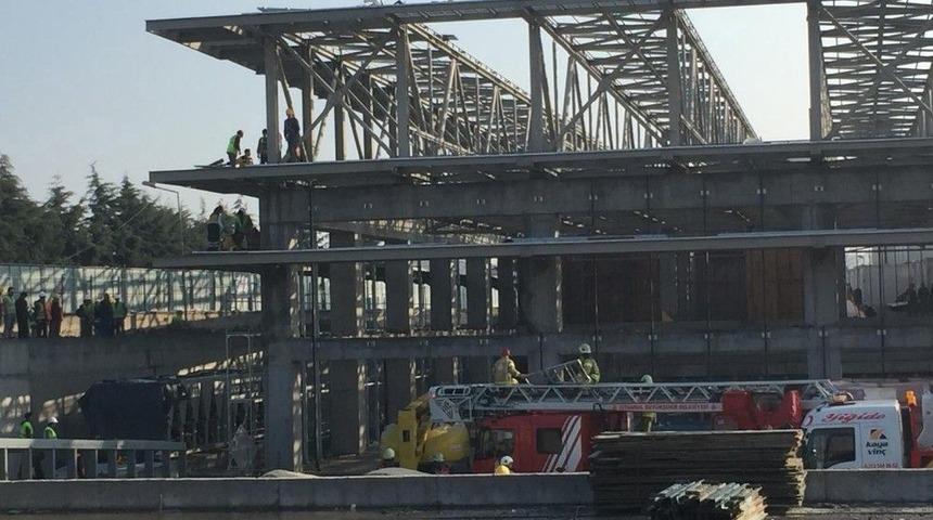 Okmeydanı&rsquo;nda Spor Salonu İnşaatında İş&ccedil;iler &Ccedil;atıdan D&uuml;şt&uuml;