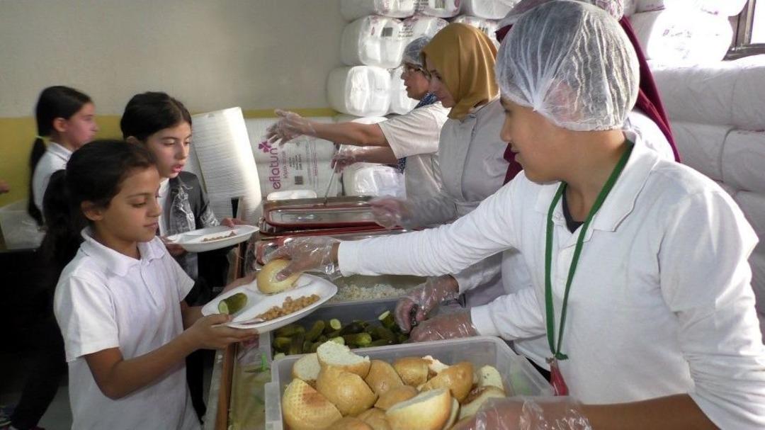 &Ouml;ğretmen Evinde Pişiyor, &Ouml;ğrenciler Afiyetle Yiyor