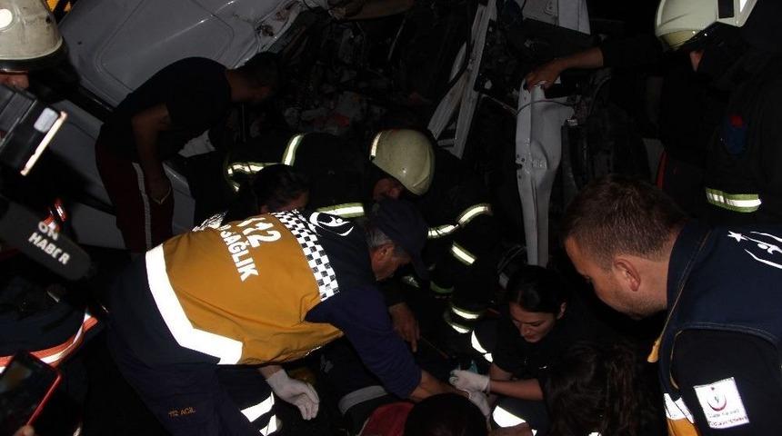 Kazada Hurdaya D&ouml;nen Tır Kabininden Sağ &Ccedil;ıktı