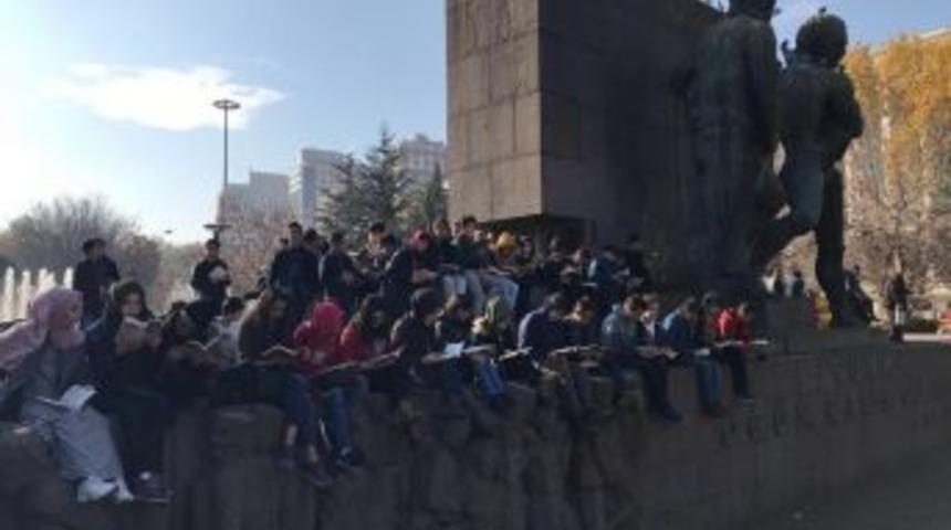 "elde Cep Telefonu Yerine Kitap Olsun" Diyerek G&uuml;venpark&rsquo;ta Kitap Okudular