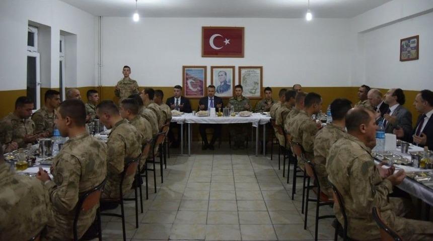 Vali Elban Mehmet&ccedil;ikle İftar Yaptı