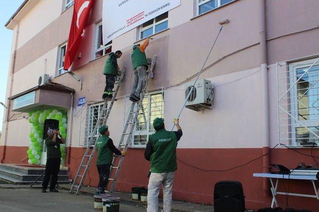 Köy Okulunu Gönüllü Olarak Boyadılar