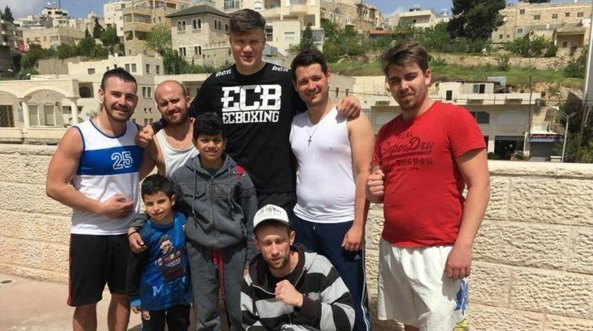 T&uuml;rk Kul&uuml;b&uuml;n Boks&ouml;r&uuml;nden Filistinli &Ccedil;ocuklara Destek