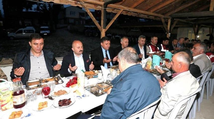 Vali Varol, Aşağı Baraklı&rsquo;da K&ouml;yl&uuml;lerle İftar Yaptı