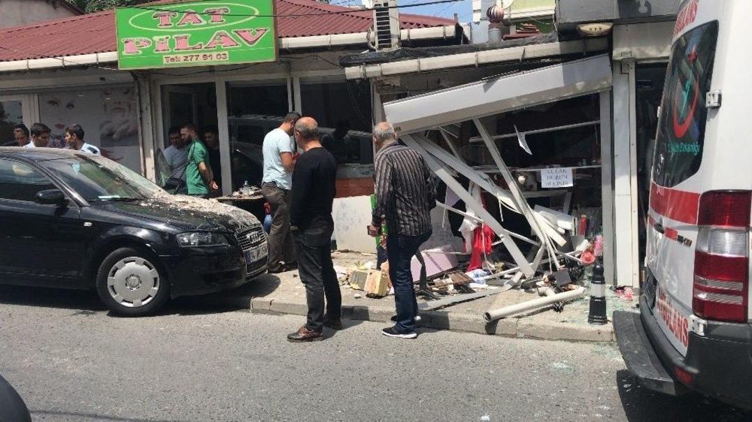 (&ouml;zel) Sarıyer&rsquo;de Kontrolden &Ccedil;ıkan L&uuml;ks Otomobil İş Yerine Daldı