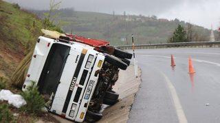Sakarya’da Su Yüklü Kamyon Devrildi: 1 Yaralı