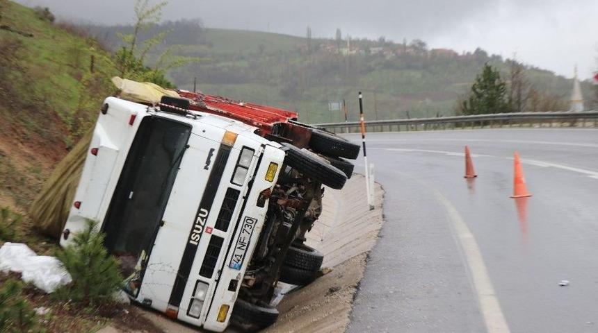 Sakarya’da Su Yüklü Kamyon Devrildi: 1 Yaralı