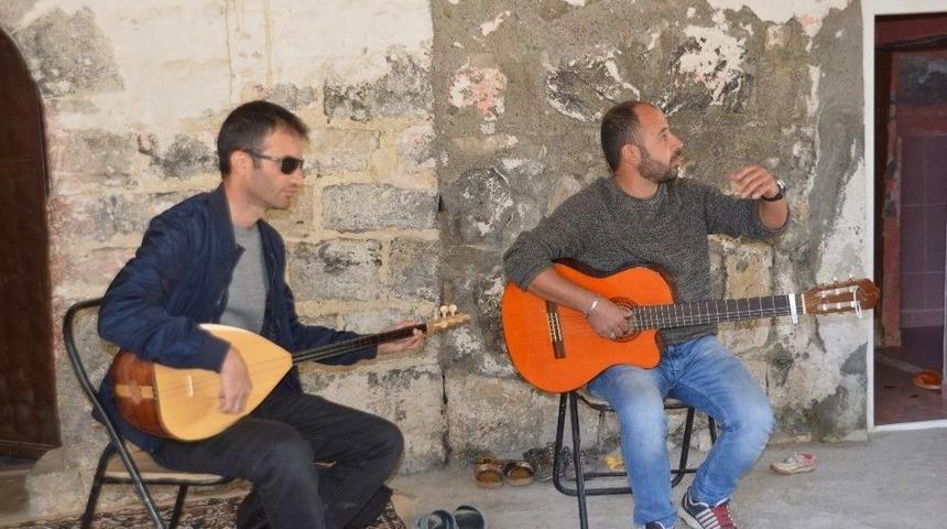 Ter&ouml;r Y&uuml;z&uuml;nden G&ouml;zlerini Kaybetti, Bağlamasıyla Hayata Tutundu